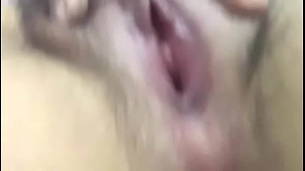Vừa rên vừa thủ dâm