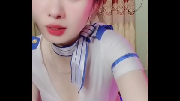 Mặc áo thủy thủ khoe hàng