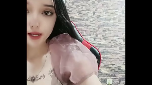 Em gái ngồi trên ghế móc lồn