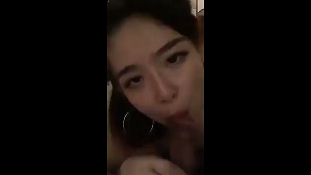 Gái xinh blowjob rồi bị doggy